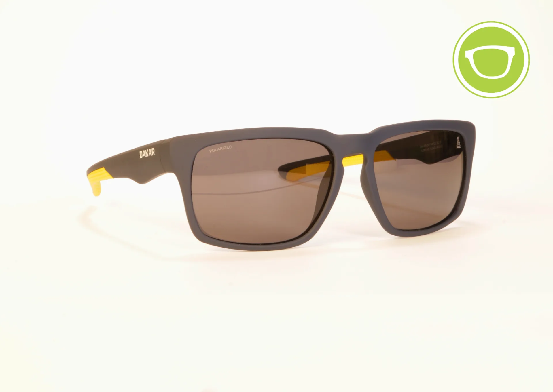 Gafas de sol Dakar DA10011643 58 con diseño rectangular en color oscuro, montura ligera y lentes oscuras, estilo moderno para uso urbano y exterior.